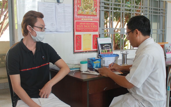 Người dân đến khám bệnh tại Trạm Y tế xã Hòa Tiến, huyện Krông Pắc.