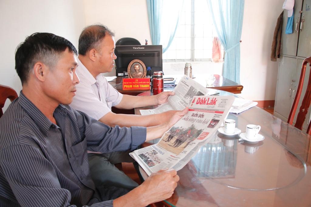 Cán bộ, đảng viên xã Chư Kbô (huyện Krông Búk) dành thời gian mỗi buổi sáng để đọc Báo Đắk Lắk.