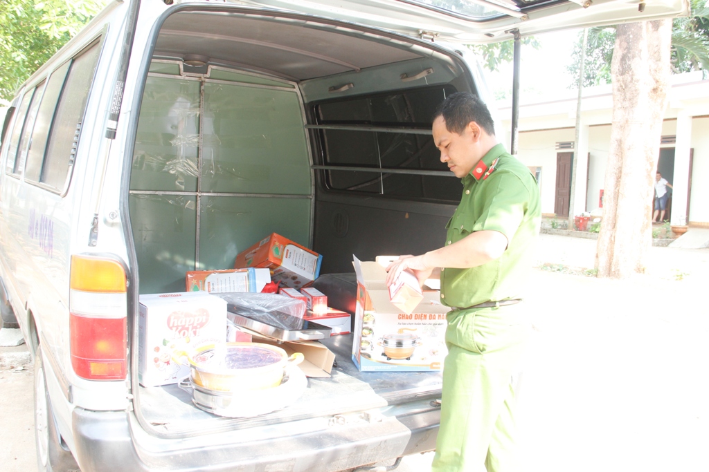 Phương tiện và tang vật cơ quan Công an tạm giữ trong vụ việc tổ chức "hội thảo" tại thôn  Hiệp Bình, xã Quảng Hiệp, huyện Cư Mgar.