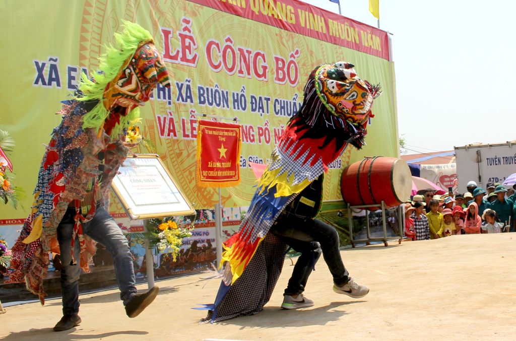 Điệu múa “Sư tử mèo” trình diễn trong Lễ hội Hảng Pồ 2019 tại xã Ea Siên.