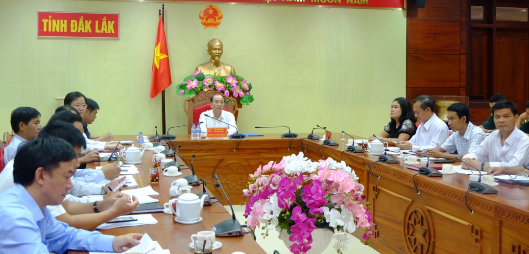 Các đại biểu đầu cầu Đắk Lắk tham dự hội nghị trực tuyến. 