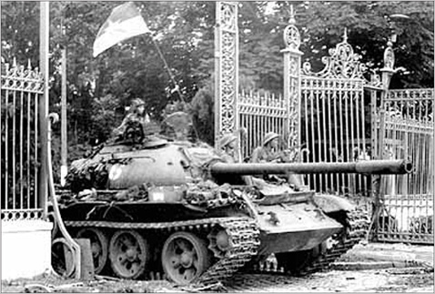 Xe tăng quân giải phóng tiến vào Dinh Độc Lập trưa ngày 30-4-1975.  Ảnh tư liệu