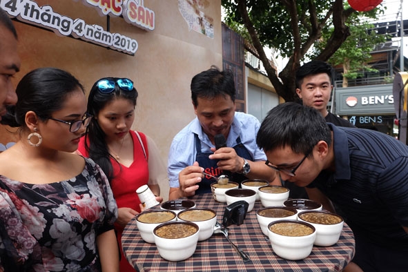 Người dân và du khách trải nghiệm hoạt động thử nếm Cà phê đặc sản tại Đường sách cà phê Buôn Ma Thuột. 