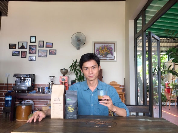Anh Việt bên sản phẩm cà phê của mình. Ảnh: Nhân vật cung cấp