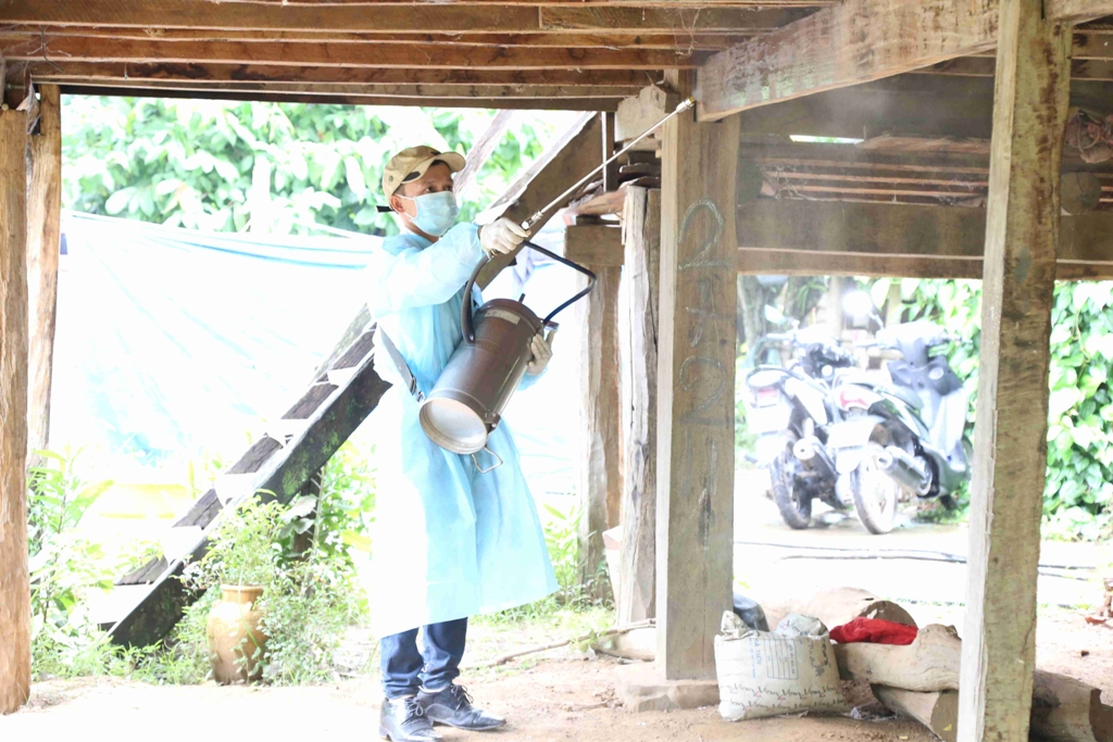 Cán bộ y tế phun hóa chất diệt muỗi phòng bệnh sốt rét tại vùng có nguy cơ cao. 