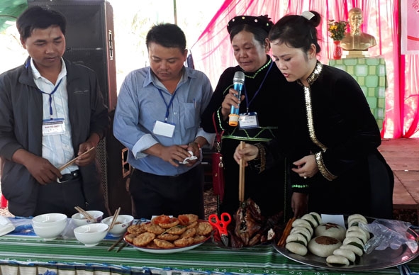 Những món ăn truyền thống của người Tày mang đến hội thi ẩm thực.  