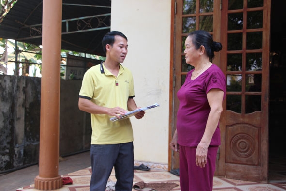 Anh Phan Văn Cường  hướng dẫn người dân xã Dray Bhăng (huyện Cư Kuin) tiêu độc khử trùng, vệ sinh chuồng trại chăn nuôi. 