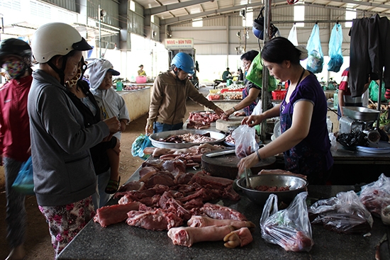 Người dân mua thịt tại chợ đầu mối Tân Hòa