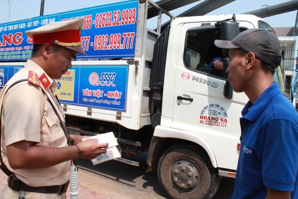 Lực lượng CSGT (Công an TP. Buôn Ma Thuột) kiểm tra giấy tờ người điều khiển phương tiện lưu thông vào trung tâm thành phố trong khung giờ cấm.