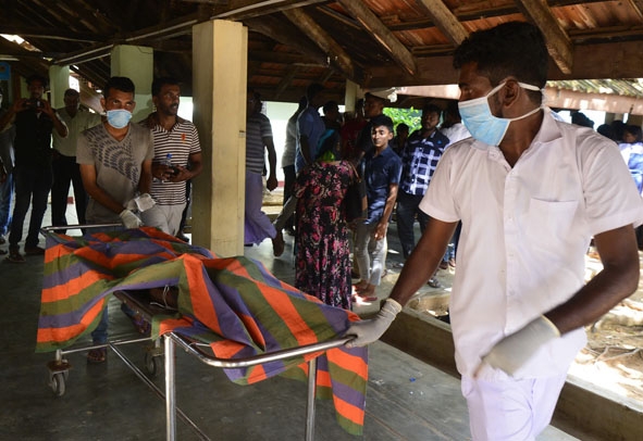 Nhân viên y tế chuyển thi thể nạn nhân trong vụ nổ tại nhà thờ ở Batticaloa, Sri Lanka, ngày 21-4-2019.