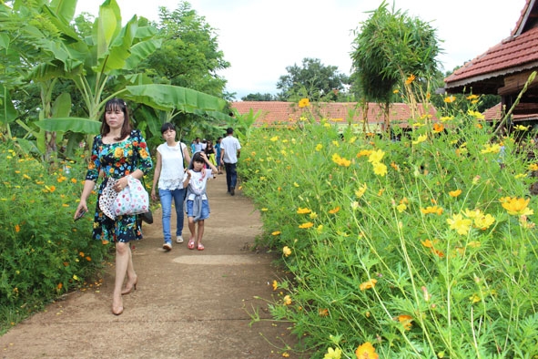 Du khách tham quan Khu Du lịch sinh thái văn hóa cộng đồng Ko Tam.
