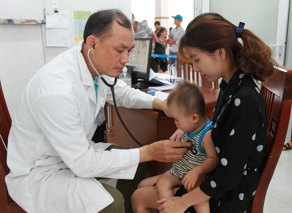 Bác sĩ Bệnh viện tim Tâm Đức thăm khám cho một trường hợp trẻ bị bệnh tim bẩm sinh. 
