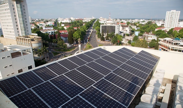 Hệ thống điện mặt trời trên mái nhà Điện lực Nam Buôn Ma Thuột.  