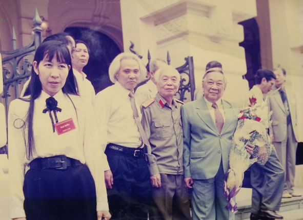 Đại tướng Võ Nguyên Giáp và nhà thơ Tố Hữu chụp hình với các đại biểu tại Đại hội lần thứ VI Liên hiệp các Hội Văn học  - Nghệ thuật Việt Nam. (Ảnh tác giả cung cấp)  