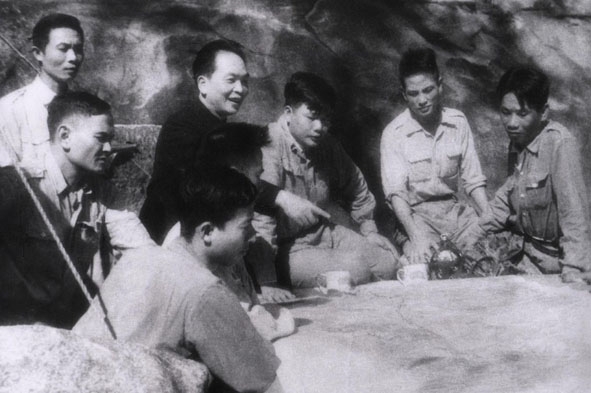 Đại tướng Võ Nguyên Giáp (thứ tư từ phải sang) và các đồng chí trong Bộ Chỉ huy Chiến dịch Điện Biên Phủ  bàn kế hoạch tác chiến.  Ảnh Tư liệu