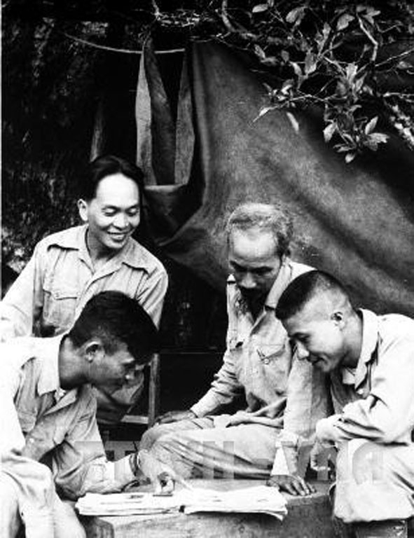Chủ tịch Hồ Chí Minh, Đại tướng Võ Nguyên Giáp cùng các đồng chí trong Bộ Tư lệnh Chiến dịch Điện Biên Phủ bàn bạc kế hoạch tác chiến. Ảnh tư liệu