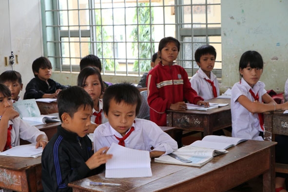 Một tiết học của học sinh Trường Tiểu học Đinh Núp, xã Ea Yiêng (huyện Krông Pắc). 