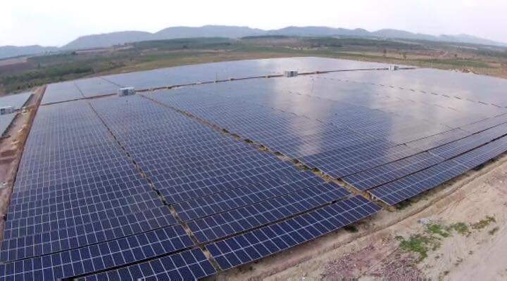 Hệ thống pin năng lượng của Nhà máy điện mặt trời Jang Pông. Ảnh: Đ.Huệ