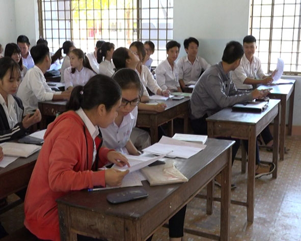 Học sinh Trường THPT Ea Súp kiểm tra lại kiến thức sau khi làm bài thi thử.  