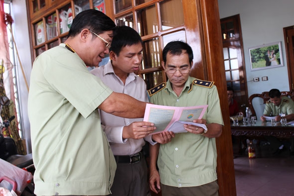 Lực lượng chức năng kiểm tra giấy phép kinh doanh xăng dầu của một doanh nghiệp trên địa bàn huyện Krông Pắc.
