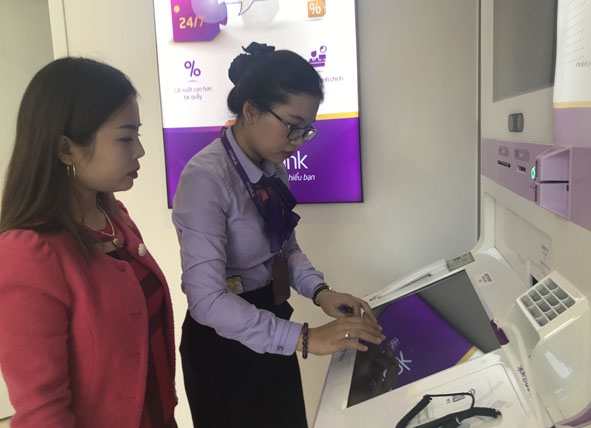 Nhân viên Ngân hàng TMCP Tiên Phong Chi nhánh Đắk Lắk hướng dẫn khách hàng sử dụng ngân hàng tự động  của đơn vị.  