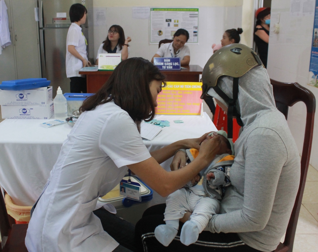 Trẻ uống vắc xin bại liệt tại Trạm y tế phường Tân Lợi, TP. Buôn Ma Thuột