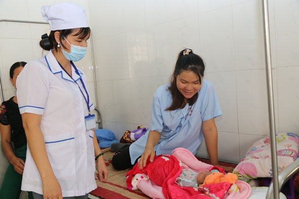 Sản phụ được chăm sóc sau sinh tại Khoa Ngoại sản (Bệnh viện Đa khoa huyện Lắk). 