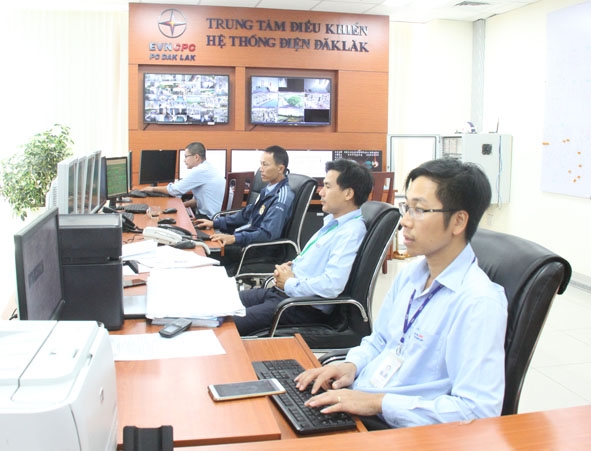 Vận hành, điều độ tại Trung tâm điều khiển hệ thống điện Đắk Lắk. 