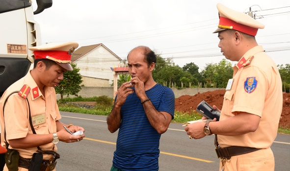 Lực lượng CSGT tỉnh kiểm tra chất ma túy đối với tài xế điều khiển phương tiện xe ô tô lưu thông trên đường Hồ Chí Minh (đoạn qua địa bàn huyện Krông Búk). 