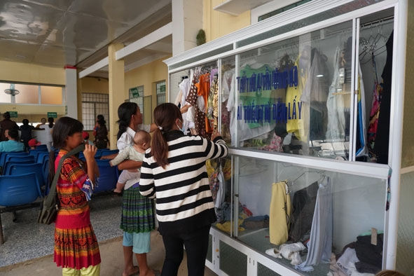 Tủ quần áo cũ được đặt tại Khoa Khám, BVĐK huyện M’Đrắk để bệnh nhân lấy dùng.