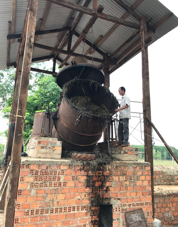 Lò chưng cất tinh dầu của Hợp tác xã Nông nghiệp Cư Amung đạt công suất 3 tấn sả/ngày.