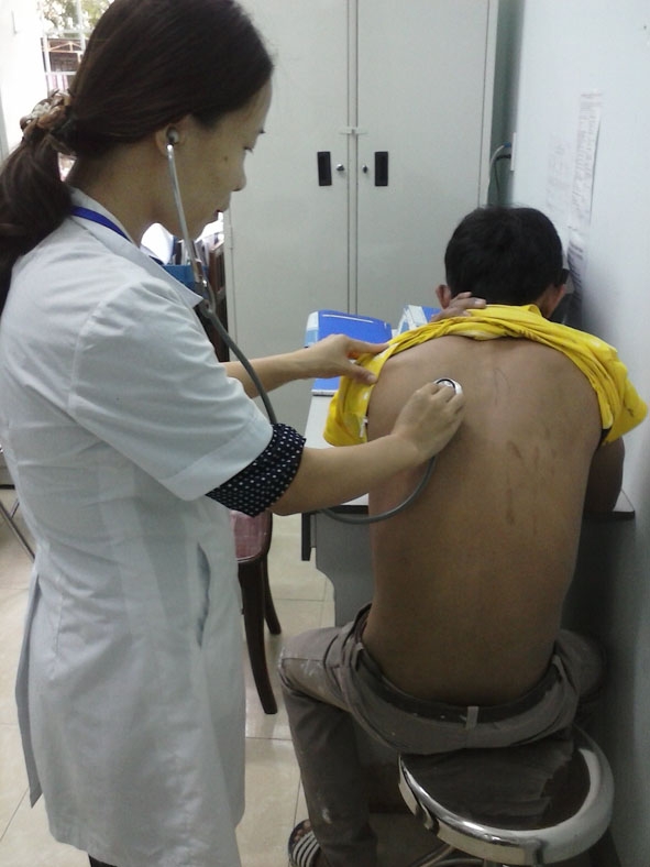 Bác sĩ  Trung tâm Phòng chống HIV/AIDS tỉnh khám cho một bệnh nhân đồng nhiễm lao/HIV. 
