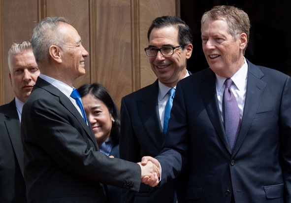Phó Thủ tướng Trung Quốc Lưu Hạc (trái, phía trước) trong cuộc gặp Bộ trưởng Tài chính Mỹ Steven Mnuchin (thứ hai, phải) và Đại diện Thương mại Mỹ Robert Lighthizer (phải) tại Washington DC., ngày 10-5-2019.