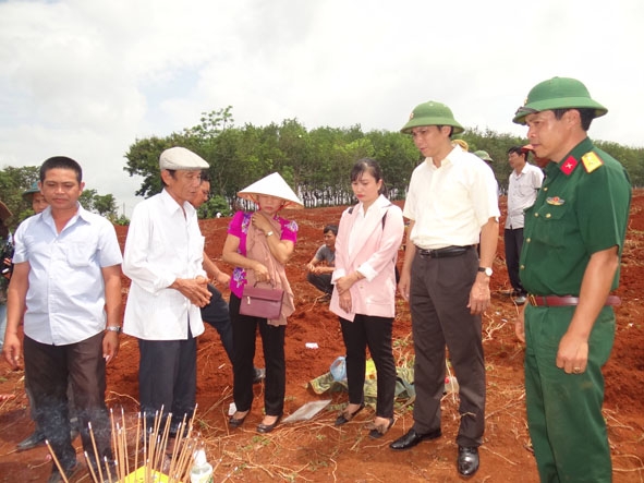 Bí thư Huyện ủy Cư M’gar Nguyễn Đình Viên (thứ hai, bên phải) tham gia chỉ đạo, động viên việc quy tập, tìm kiếm hài cốt liệt sỹ. 