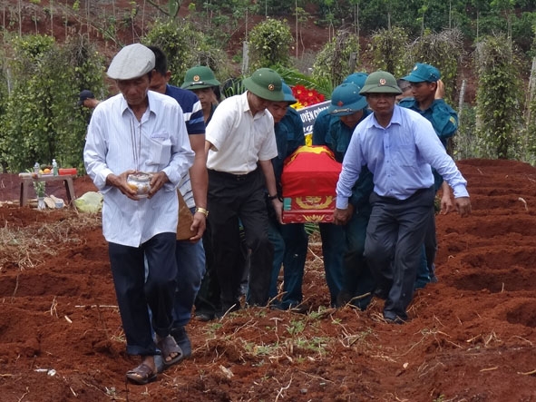 Đại diện các đơn vị, địa phương tiễn liệt sĩ Nguyễn Tuân về quê an táng. 