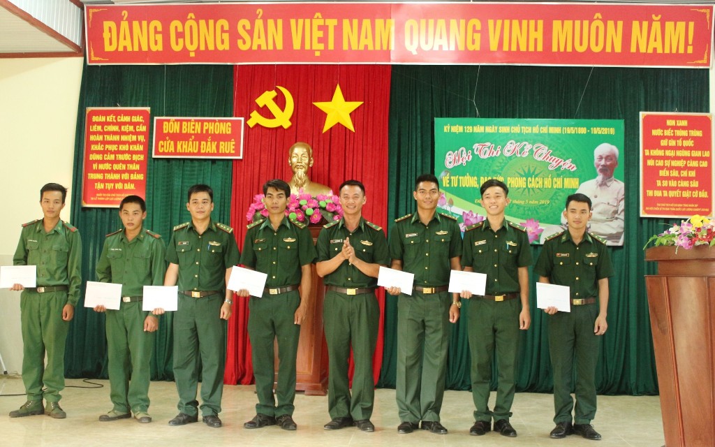 Lãnh đạo Đồn Biên phòng Cửa khẩu Đắk Ruê trao giải cho các thí sinh xuất sắc tại hội thi