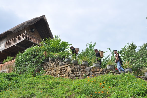 Người Êđê ở buôn Kô Tam (xã Ea Tu, TP. Buôn Ma Thuột) tham gia làm du lịch tại Khu du lịch văn hóa - sinh thái cộng đồng Kô Tam.