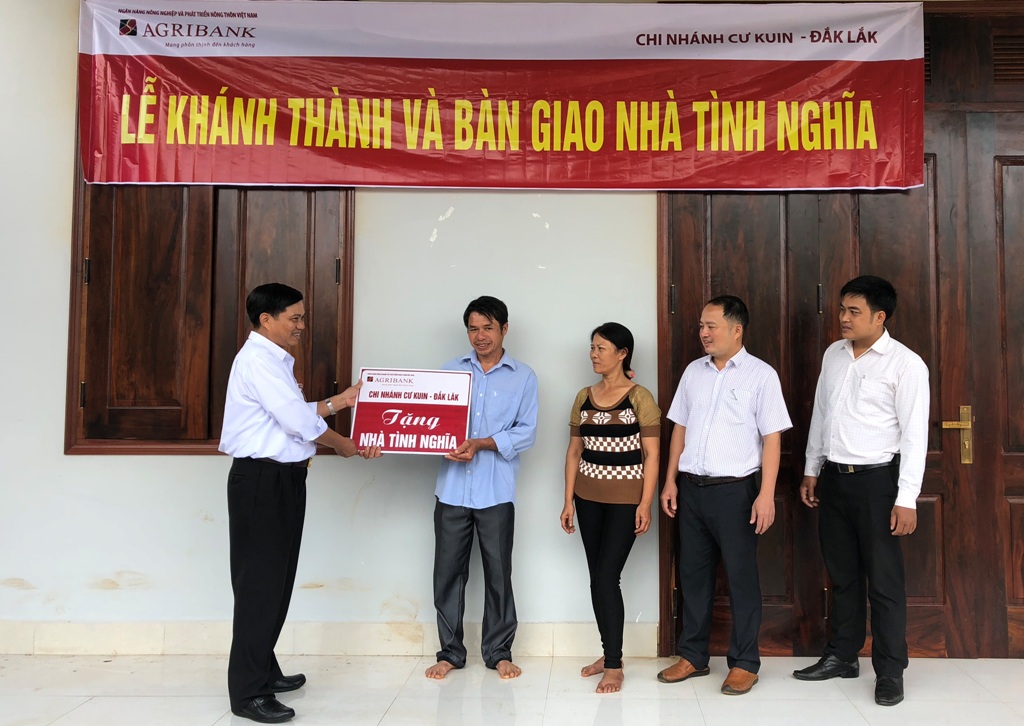 Khánh thành và bàn giao một căn nhà do Agribank Đắk Lắk hỗ trợ thực hiện tại huyện Cư Kuin