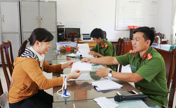 Cán bộ, chiến sĩ Cảnh sát Quản lý hành chính về trật tự xã hội (Công an huyện Cư Kuin) tiếp dân. 