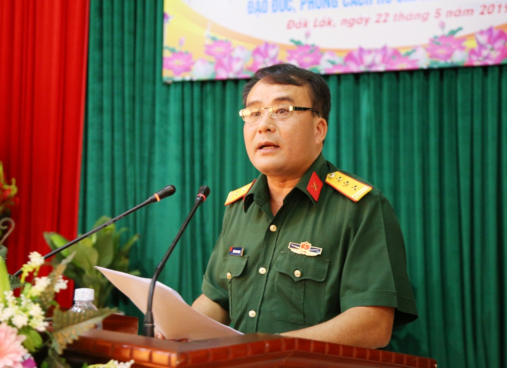 Thượng tá Trần Minh Trọng, Phó Bí thư Thường trực Đảng ủy, Chính ủy Bộ Chỉ huy Quân sự tỉnh phát biểu tại hội nghị