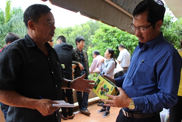 Người tiêu dùng tìm hiểu về sản phẩm trà thảo mộc Xuân Sang tại một lớp tập huấn về an toàn vệ sinh thực phẩm ở TP. Buôn Ma Thuột