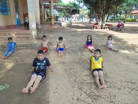 Các em học sinh Trường Tiểu học Phạm Hồng Thái (xã Cư Pơng, huyện Krông Búk) được hướng dẫn khởi động trước khi học bơi.