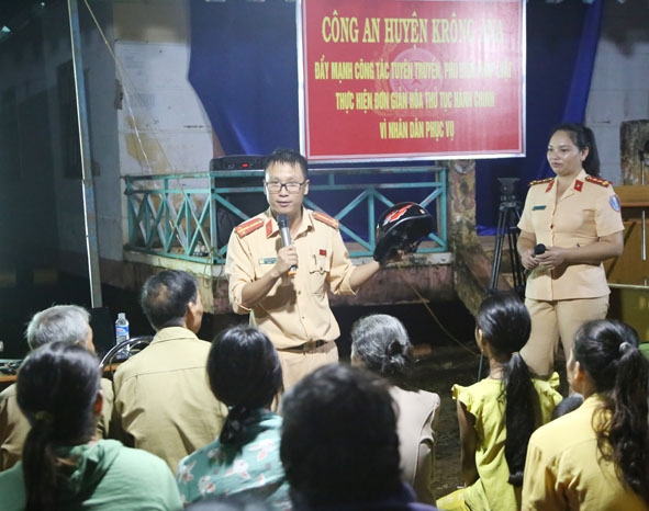       Cán bộ CSGT (Công an huyện  Krông Ana) tuyên truyền về an toàn giao thông cho người dân buôn  Ea Kruế  (xã Ea Bông).