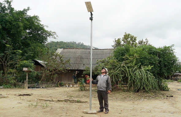 Người dân thôn Ea Rớt (xã Cư Pui) sử dụng tấm pin năng lượng mặt trời để tích điện dùng cho thắp sáng.