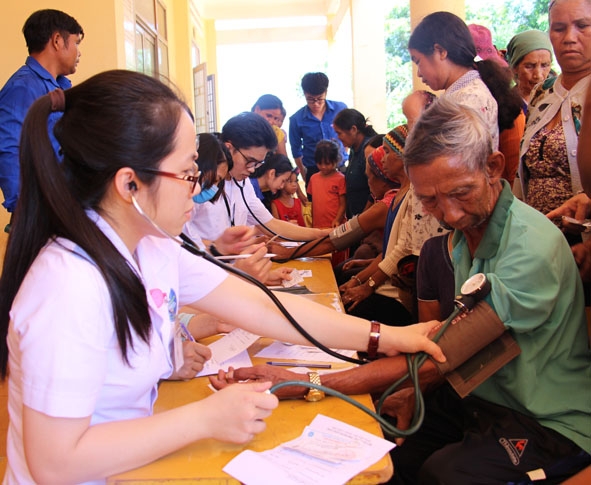Các y bác sĩ khám bệnh cho người dân xã Cư Pơng, huyện Krông Búk.