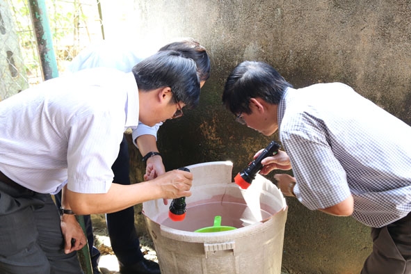 Ngành Y tế kiểm tra dụng cụ chứa nước của người dân. 