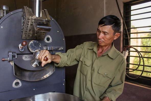 Cựu chiến binh Phạm Bá Minh giới thiệu hệ thống rang xay cà phê của gia đình mình.