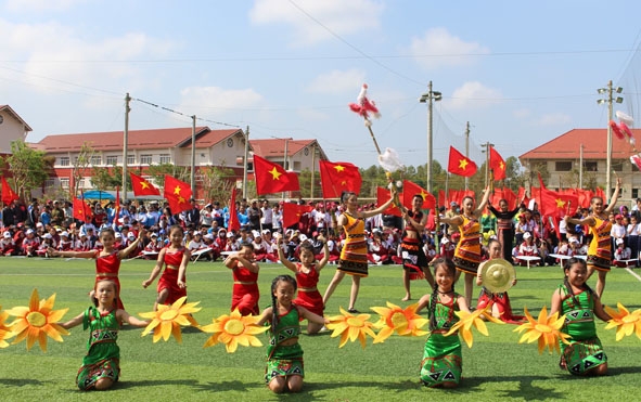 Các hoạt động văn hóa văn nghệ, thể dục thể thao góp phần quan trọng trong việc phòng chống bạo lực học đường. (Trong ảnh: Một tiết mục văn nghệ tại Hội khỏe Phù Đổng tỉnh Đắk Lắk lần thứ 14, năm 2018).