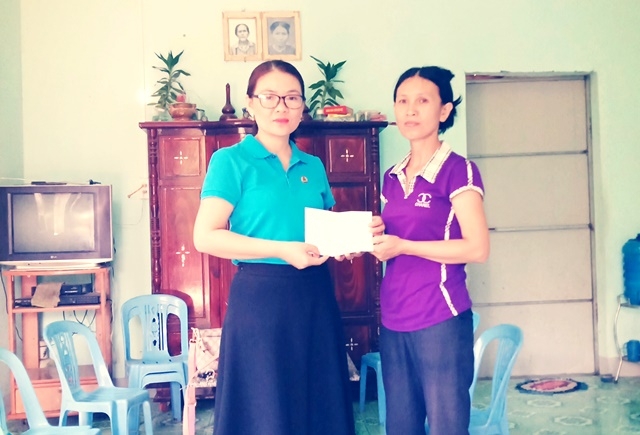 Đại diện LĐLĐ huyện Krông Bông trao quà cho cho đoàn viên, người lao động có hoàn cảnh đặc biệt khó khăn.