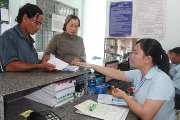 Cán bộ Bộ phận tiếp nhận và trả kết quả - UBND xã Quảng Tiến (huyện Cư M'gar) hướng dẫn người dân thực hiện các thủ tục hành chính.